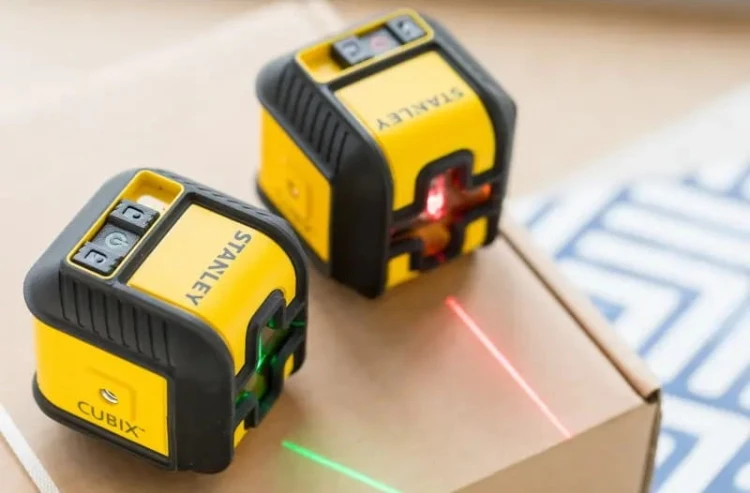 LASER KRZYŻOWY CUBIX  CZERWONY